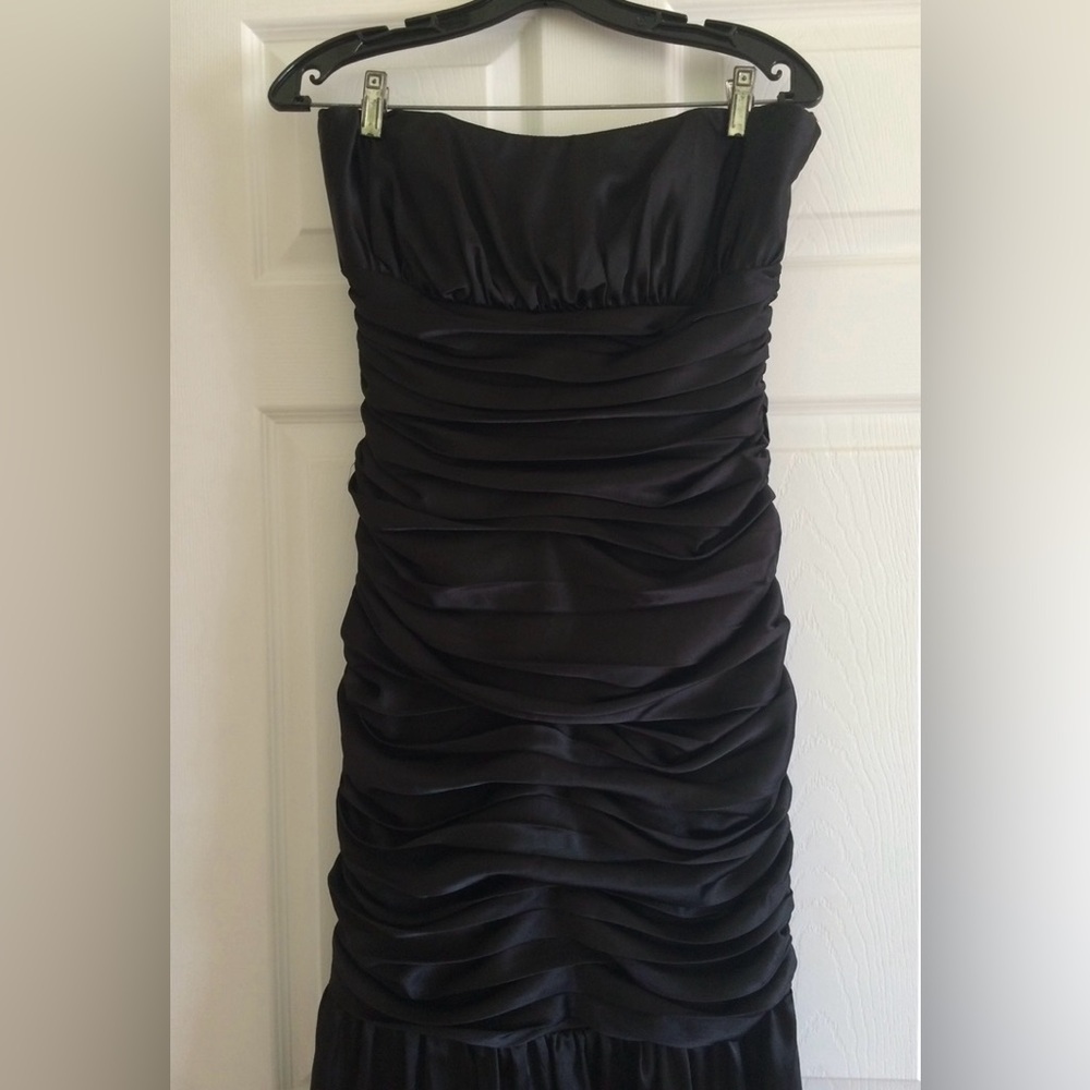 Elegant Black Strapless Dress - Picture 2 of 5